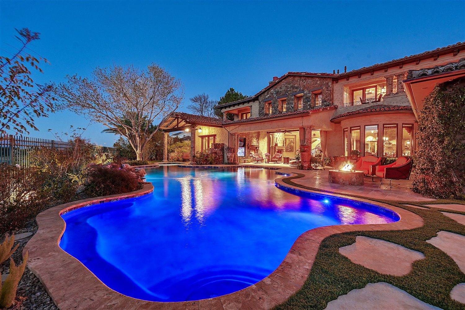 Why It's a Good Time to Buy a House Right Now! header image.