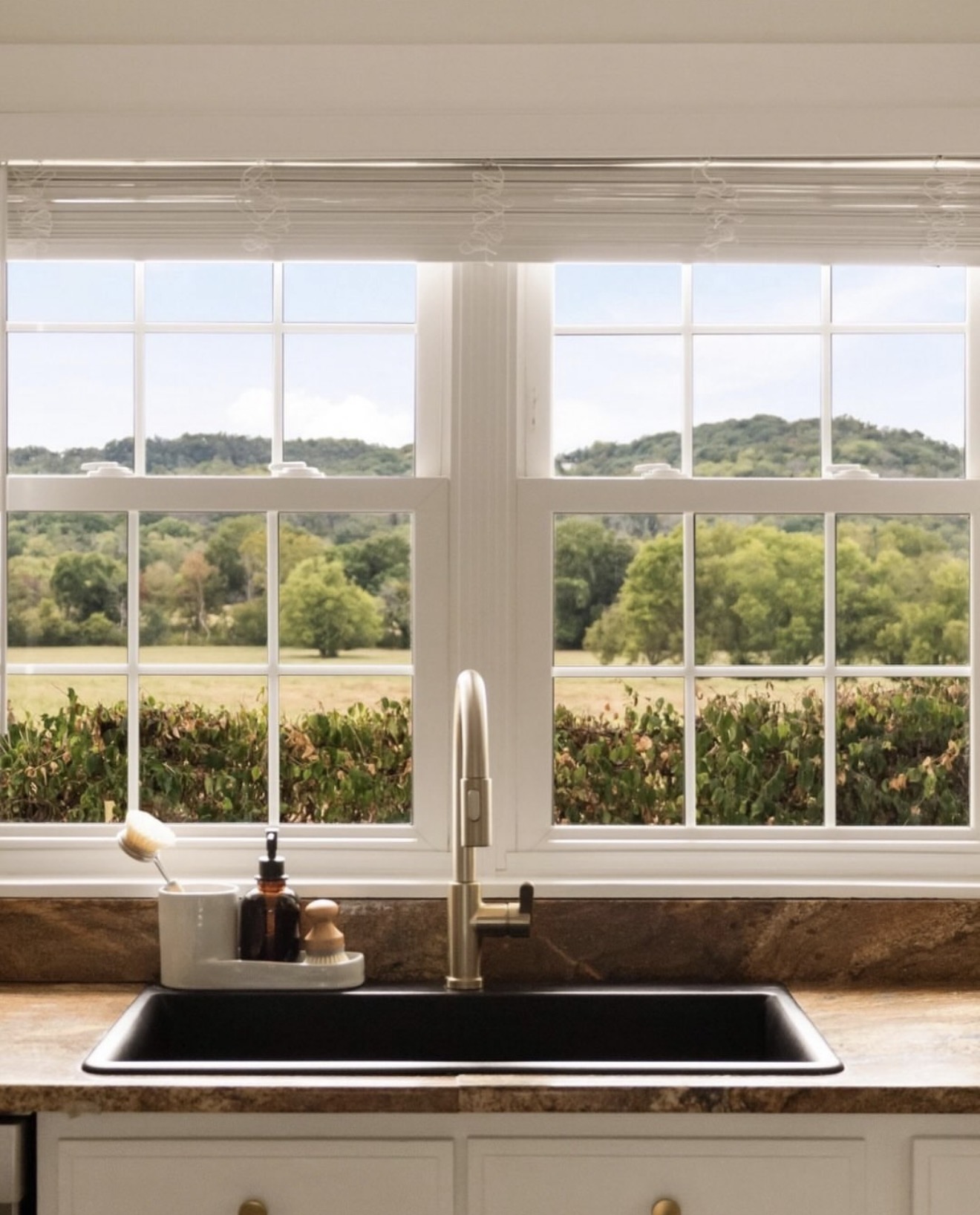 Why So Many People Are Falling in Love with Mountain Views in Tennessee header image.