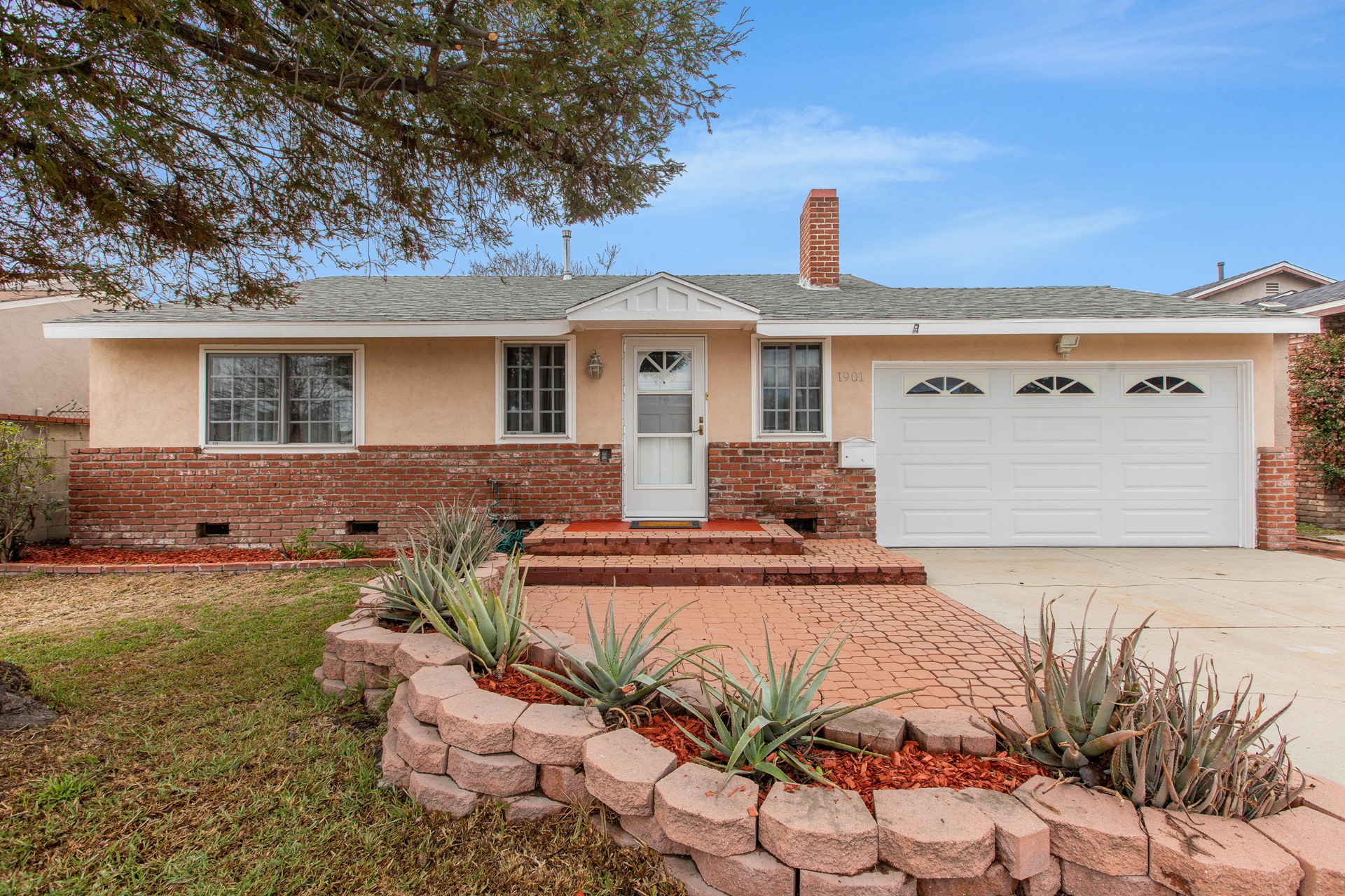 1901 N. Screenland Drive, Burbank header image.