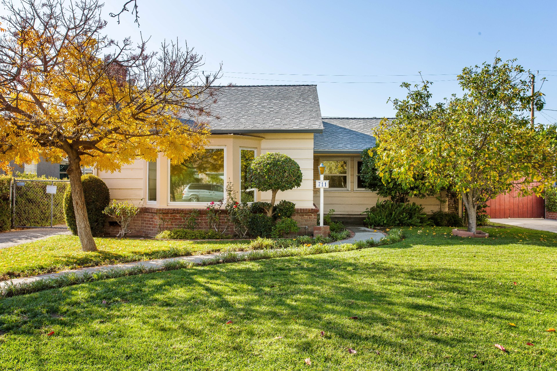 711 N Frederic St, Burbank CA 91505 header image.