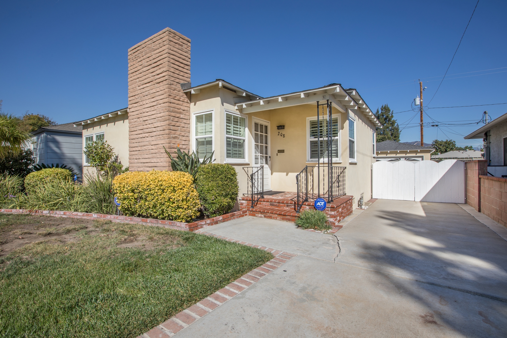 208 South Reese Pl, Burbank header image.