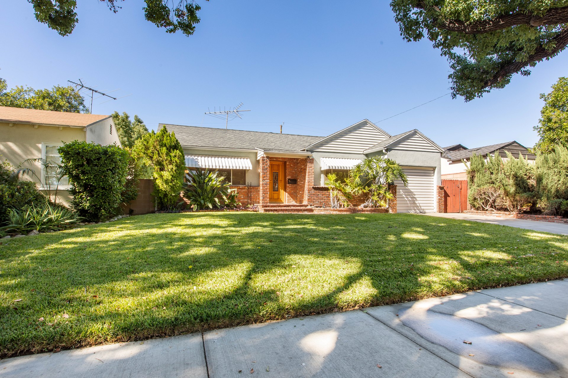 1337 N Naomi St, Burbank CA 91505 header image.