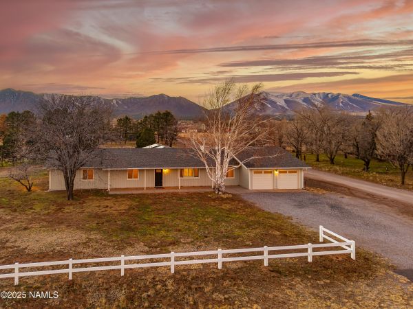 8230 Koch Field Rd Flagstaff, AZ 86004 header image.