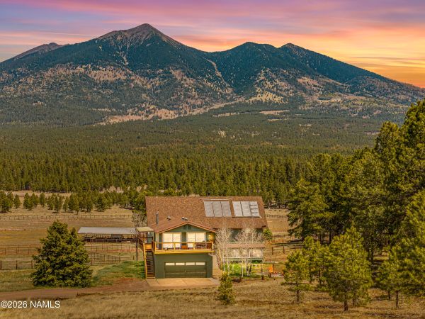 5BR Luxury Home on 2.5 Acres in Flagstaff, AZ