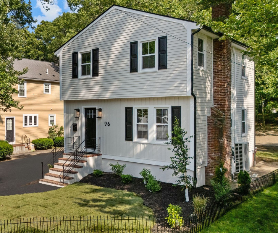 10 Quick Curb Appeal Fixes Before Fall header image.