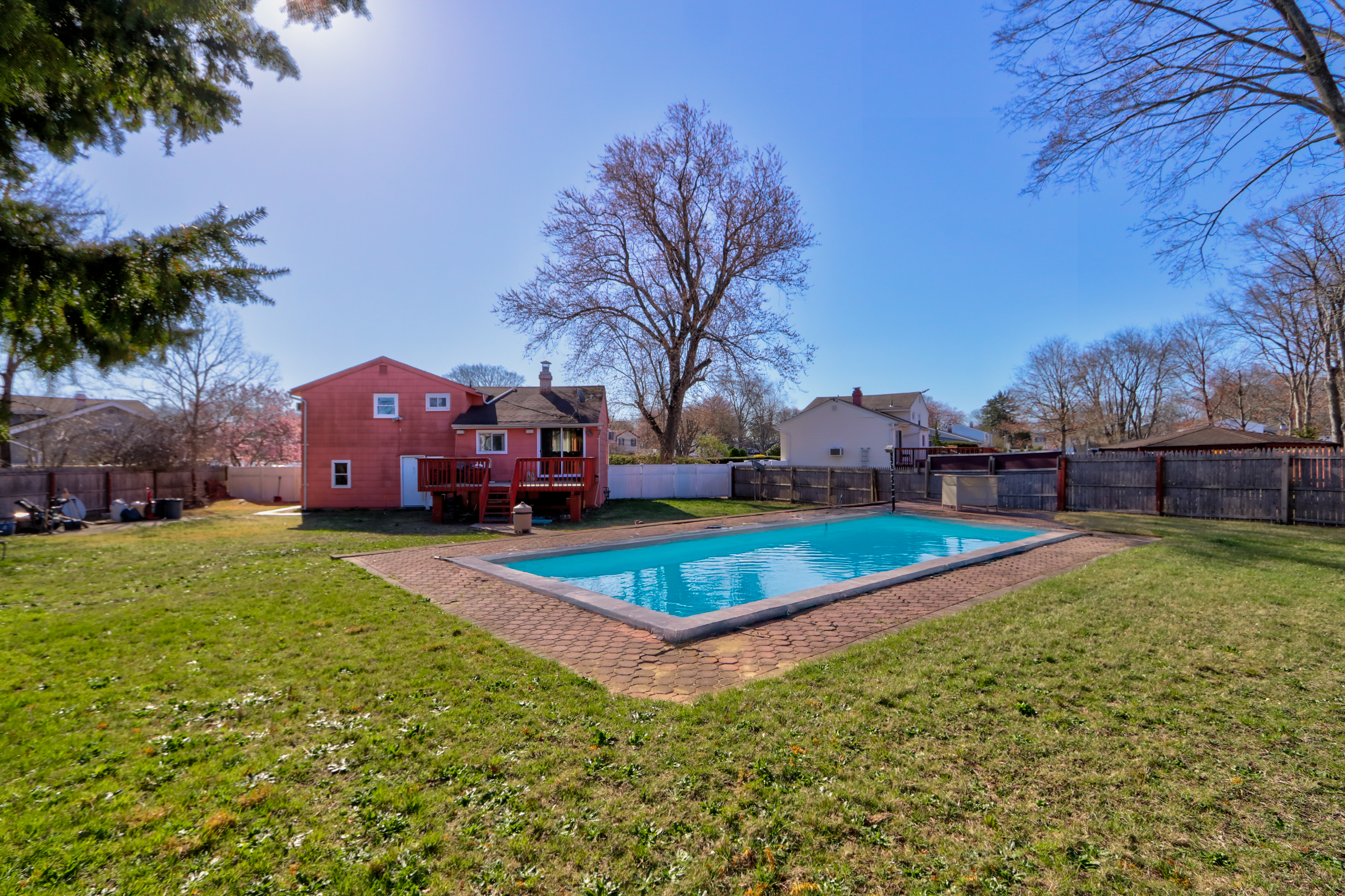 ¡Casa con Piscina en Brentwood, NY – 12 Kaymac Street!