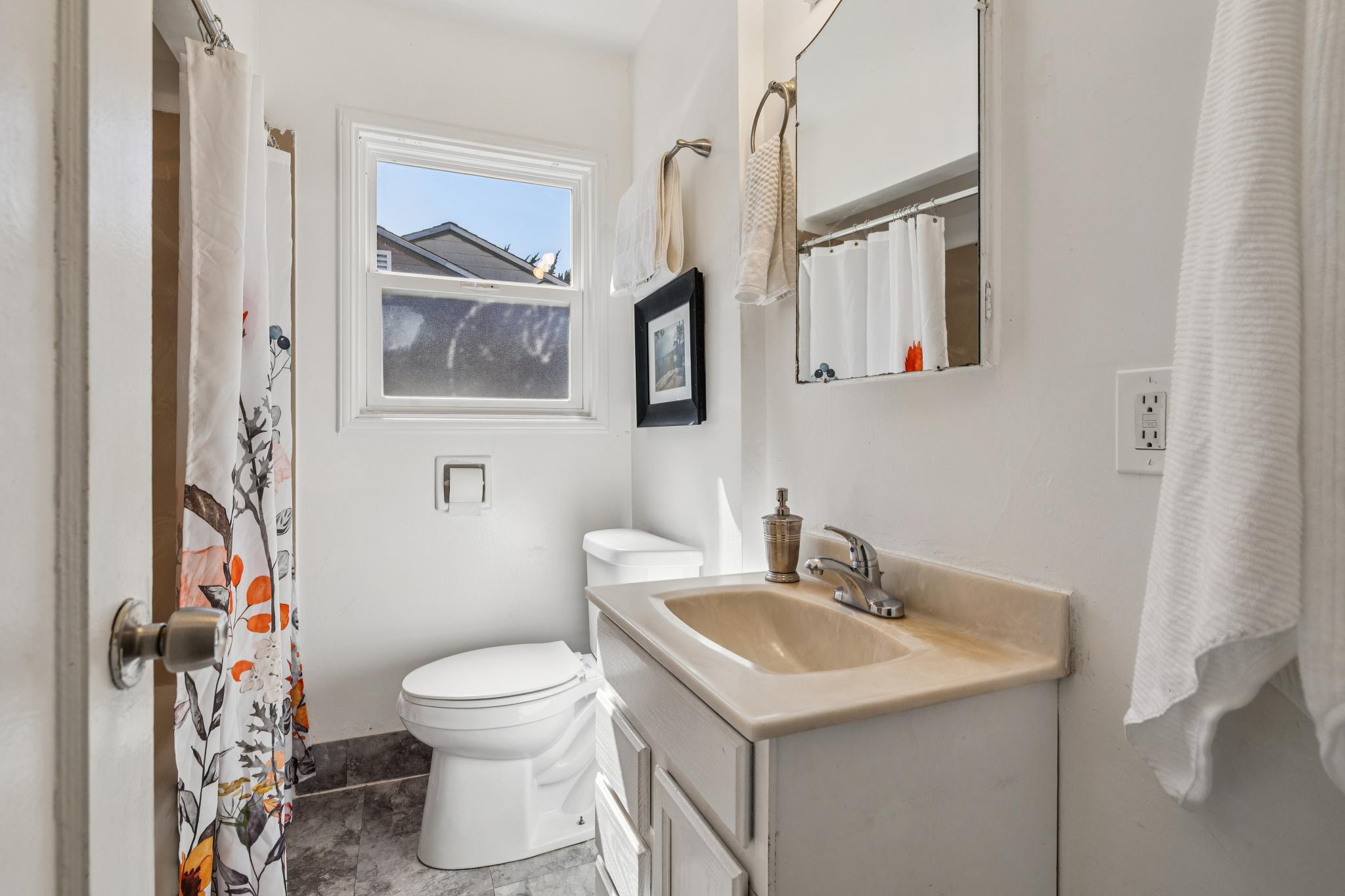 Full bathroom at 3417 Maricopa Ave in Richmond, CA