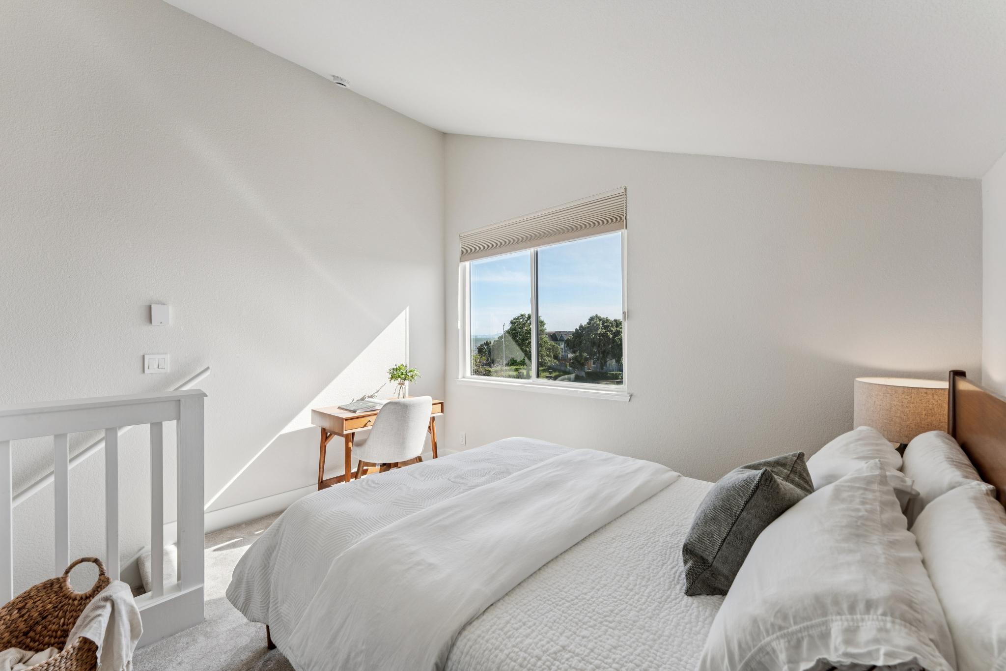 Second-floor loft at 194 Lakeshore Ct in Richmond