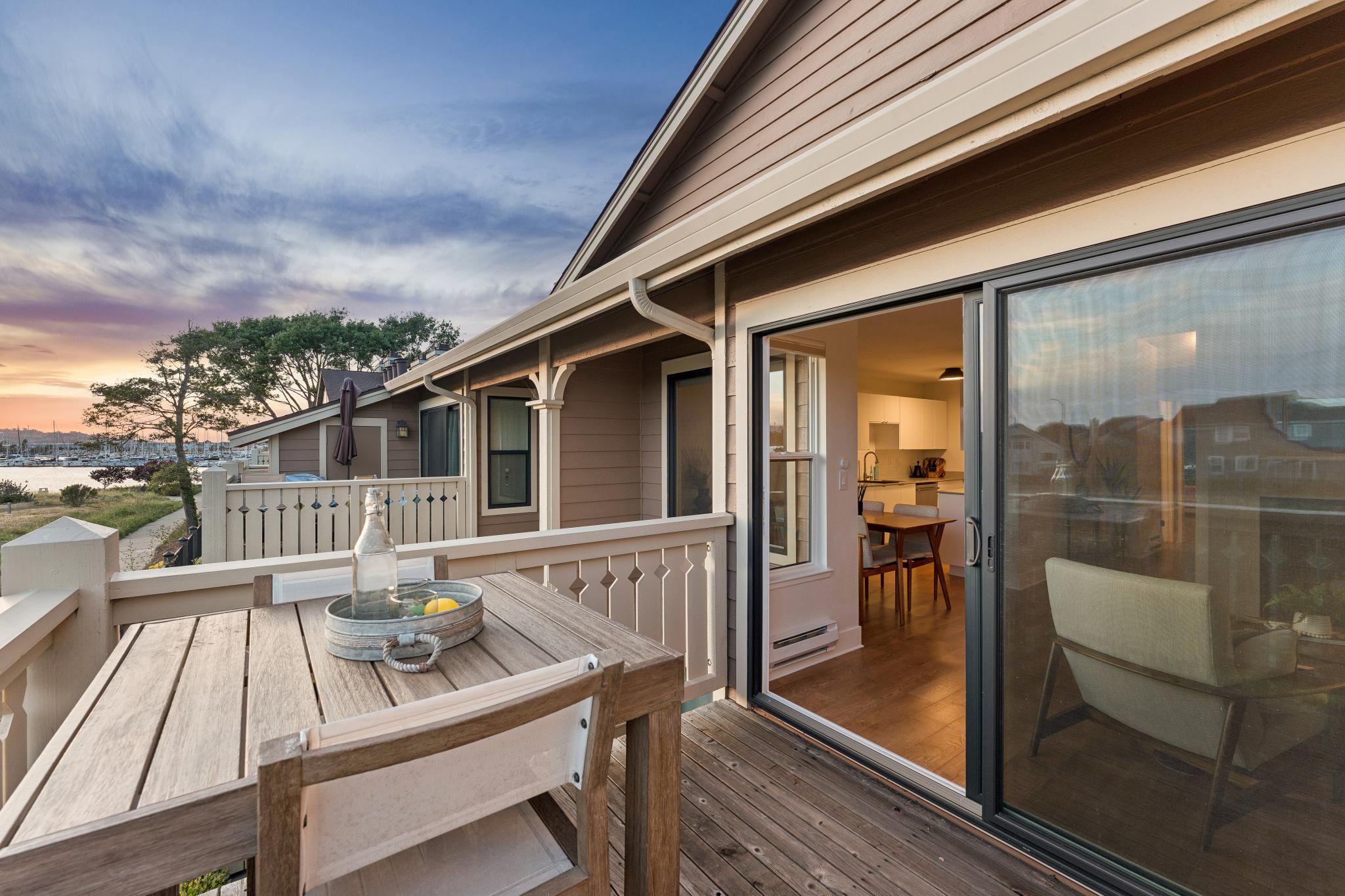 Private balcony connected to the main living area at 194 Lakeshore Ct in Marina Bay