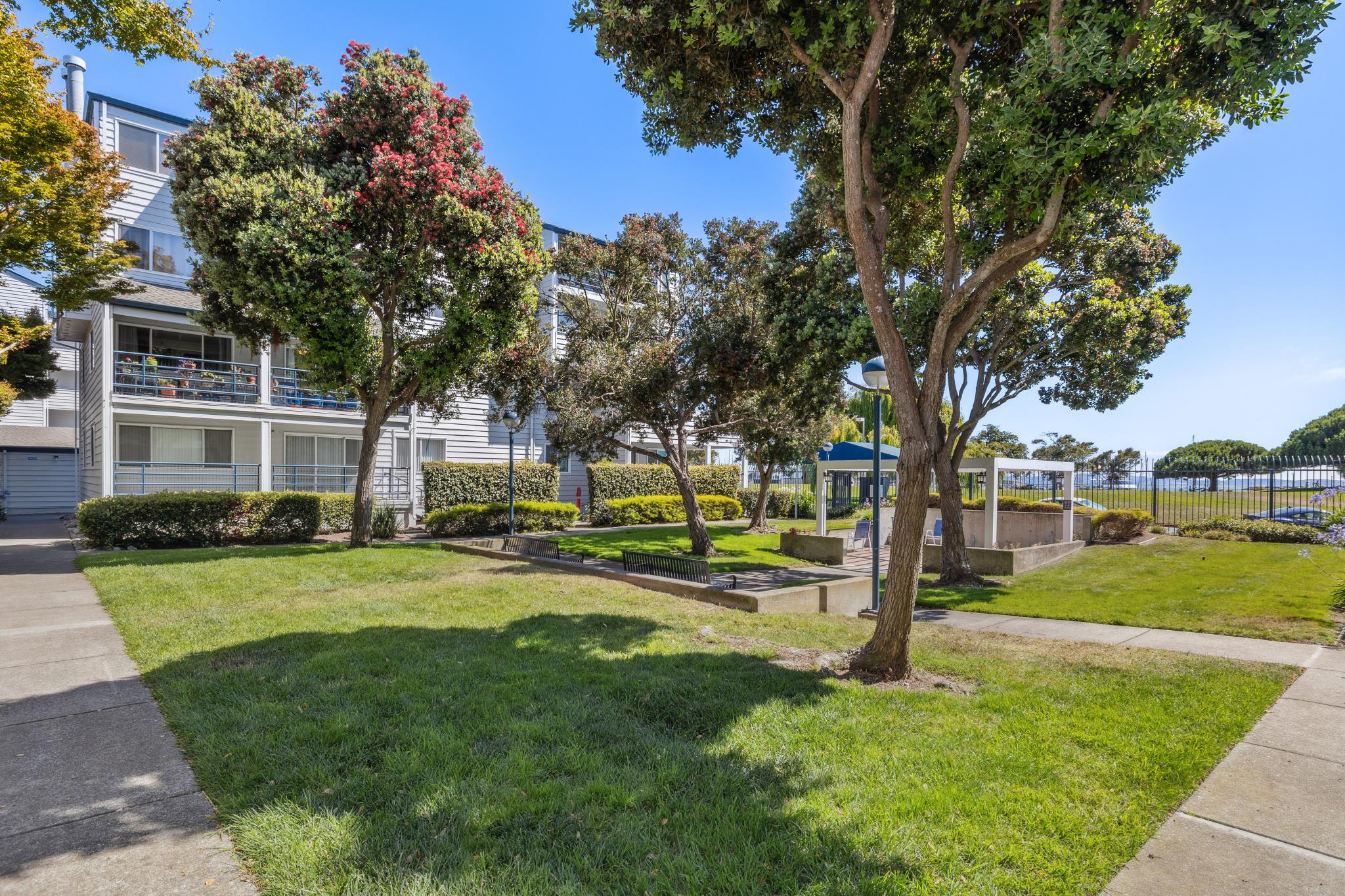 Landscaped common area at Marina Bay Northshore in Richmond