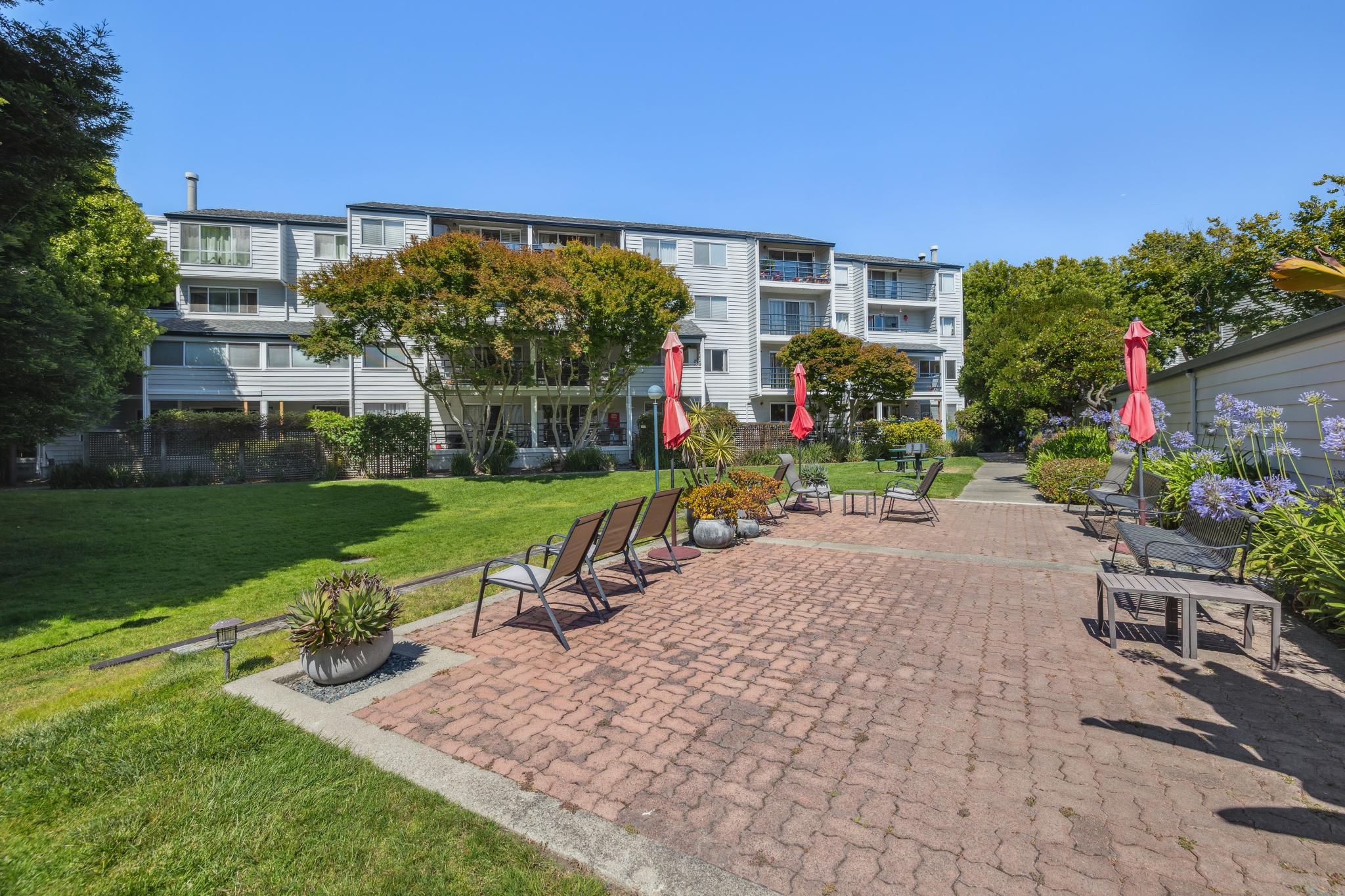 Shared courtyard seating at Marina Bay Northshore in Richmond