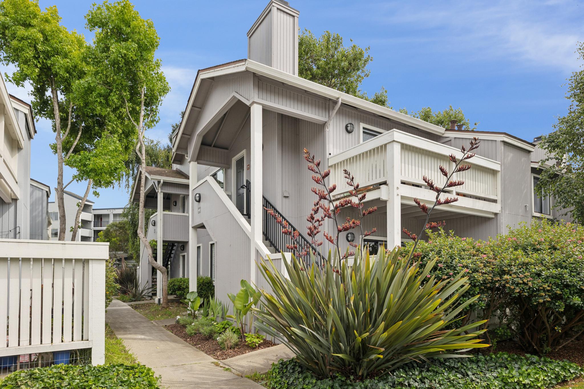 Ground-floor entry at 189 Schooner Ct in Richmond