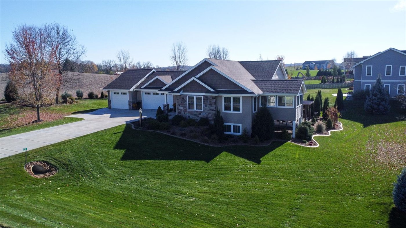 Top Reasons to Choose the Ferraro Real Estate Team for Home Buying in Middleton, WI header image.