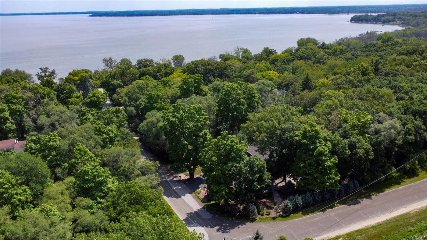 Top Reasons to Choose the Ferraro Real Estate Team for Waterfront Property Sales header image.