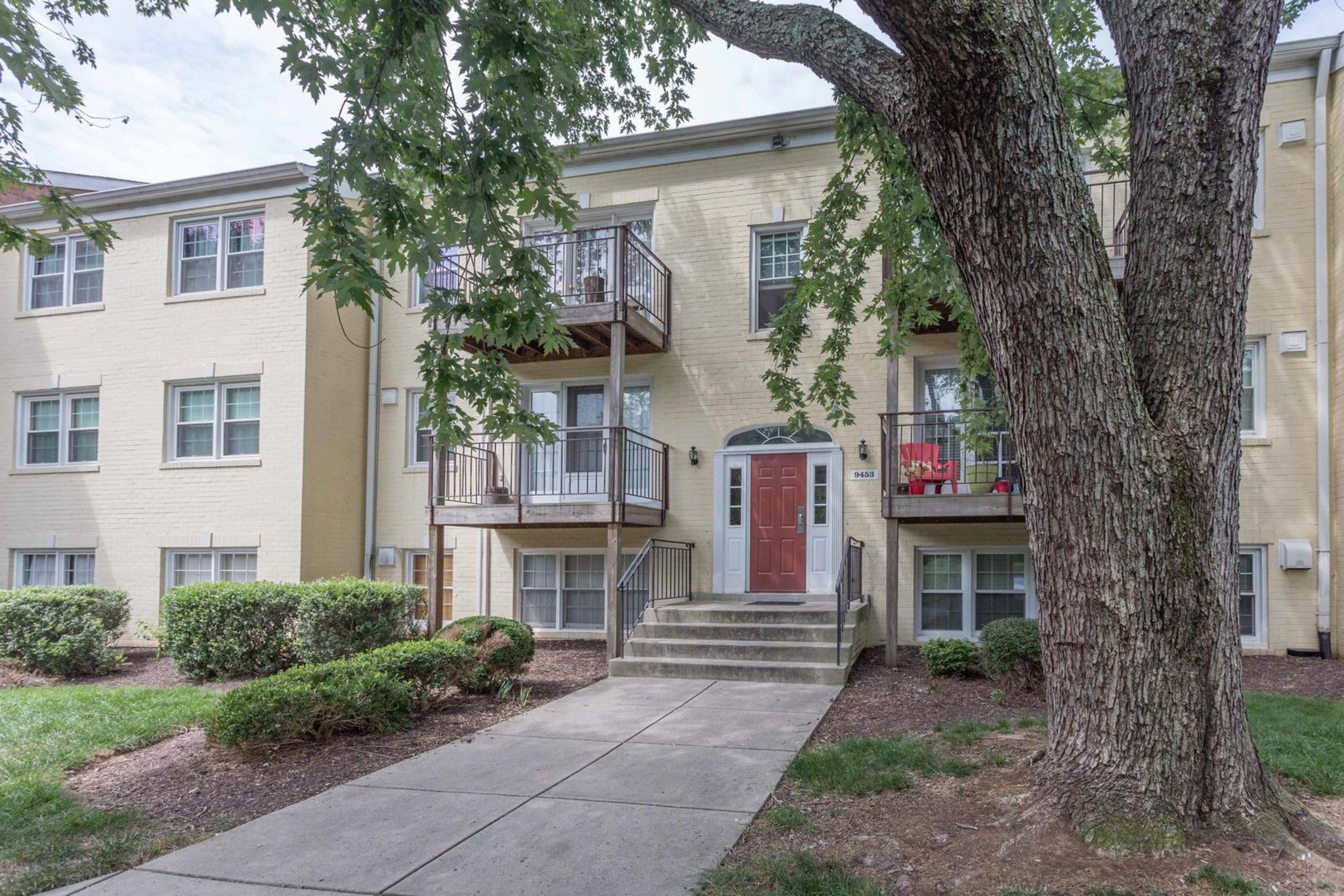 Foxcroft Colony 9453 Fairfax Blvd #102, Fairfax, VA 22031 Just Listed! By-12:45Team header image.