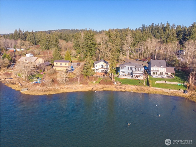 Aerial view of waterfront homes along the shoreline in Gig Harbor, Washington, illustrating waterfront living in Western Washington.