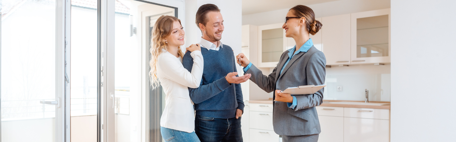 4 Reasons to Hire an Agent when Buying a Home header image.