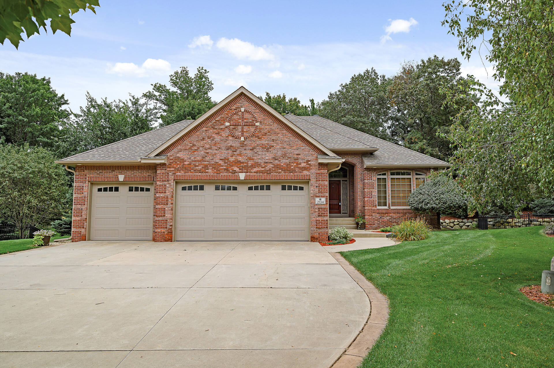 When Is the Best Time to Sell a House in Blaine, MN? header image.