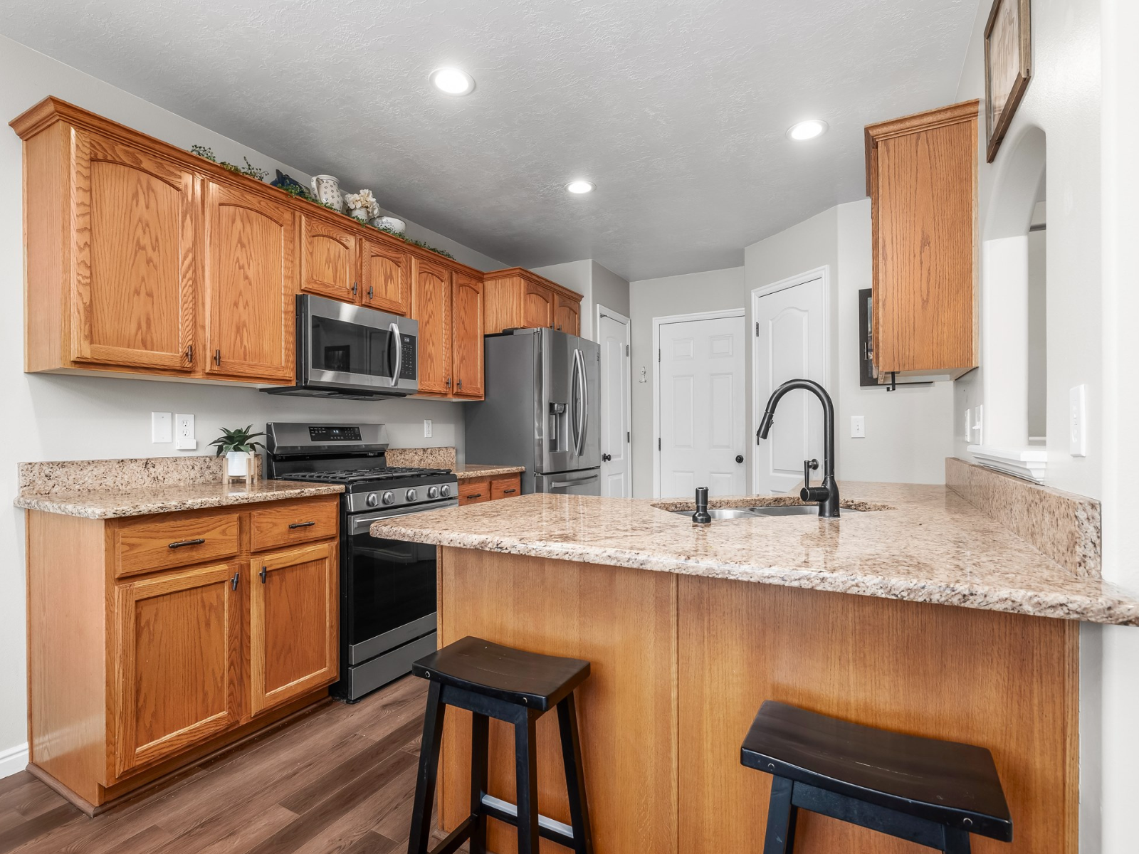 Redecorate the Kitchen on a Shoestring Budget header image.