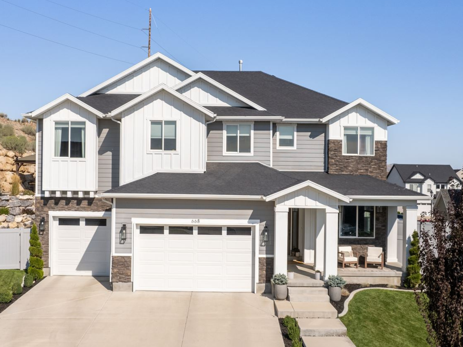 How to Buy and Sell a House at the Same Time header image.