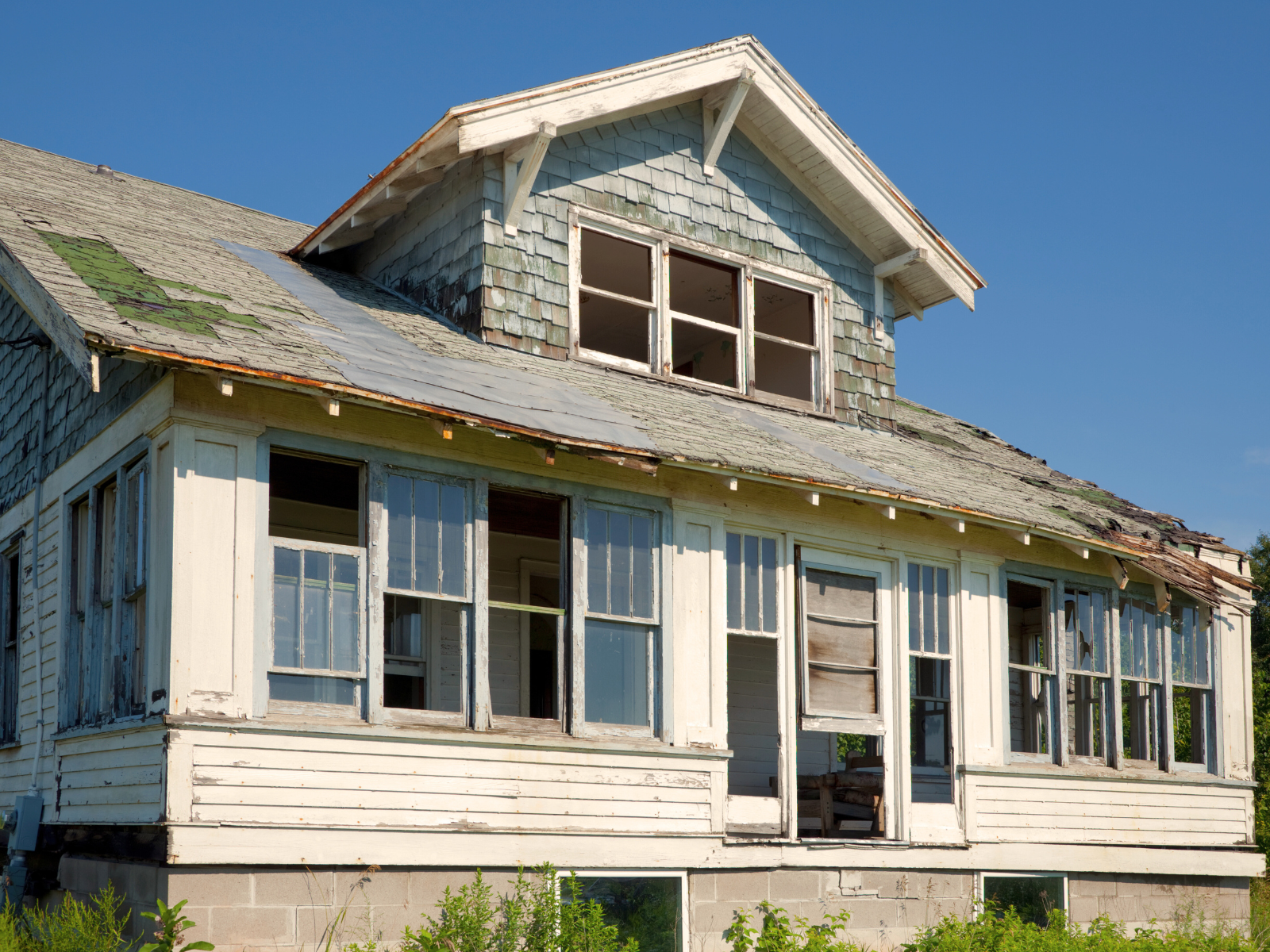 Tips for Buying a Fixer Upper header image.
