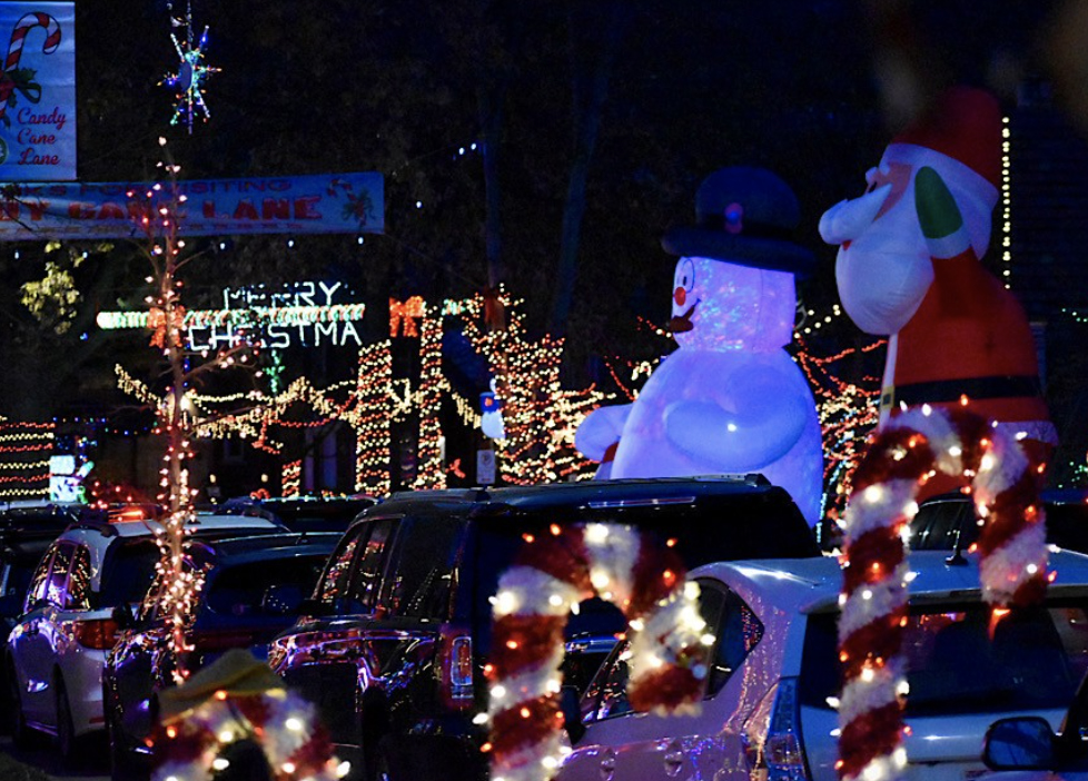 Your Ultimate Guide to Experiencing the Best Christmas Lights in St. Louis, MO in 2023 header image.