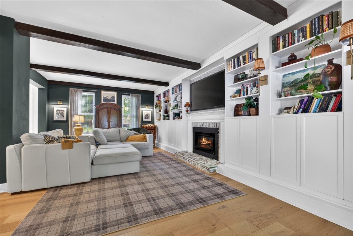 Pinterest Dreams, But Make It Real Life: 9 Carriage Way West header image.