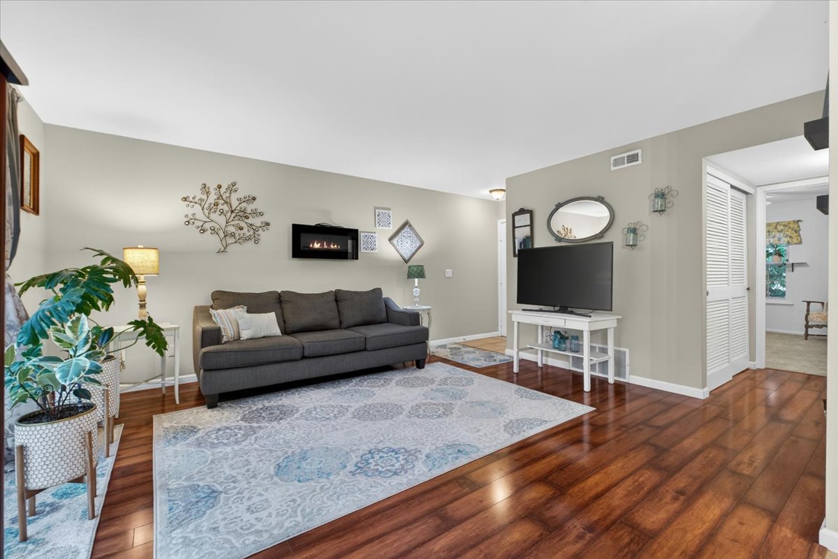 Condo Living Made Easy in St. Peters: 1440 Surrey Lane header image.