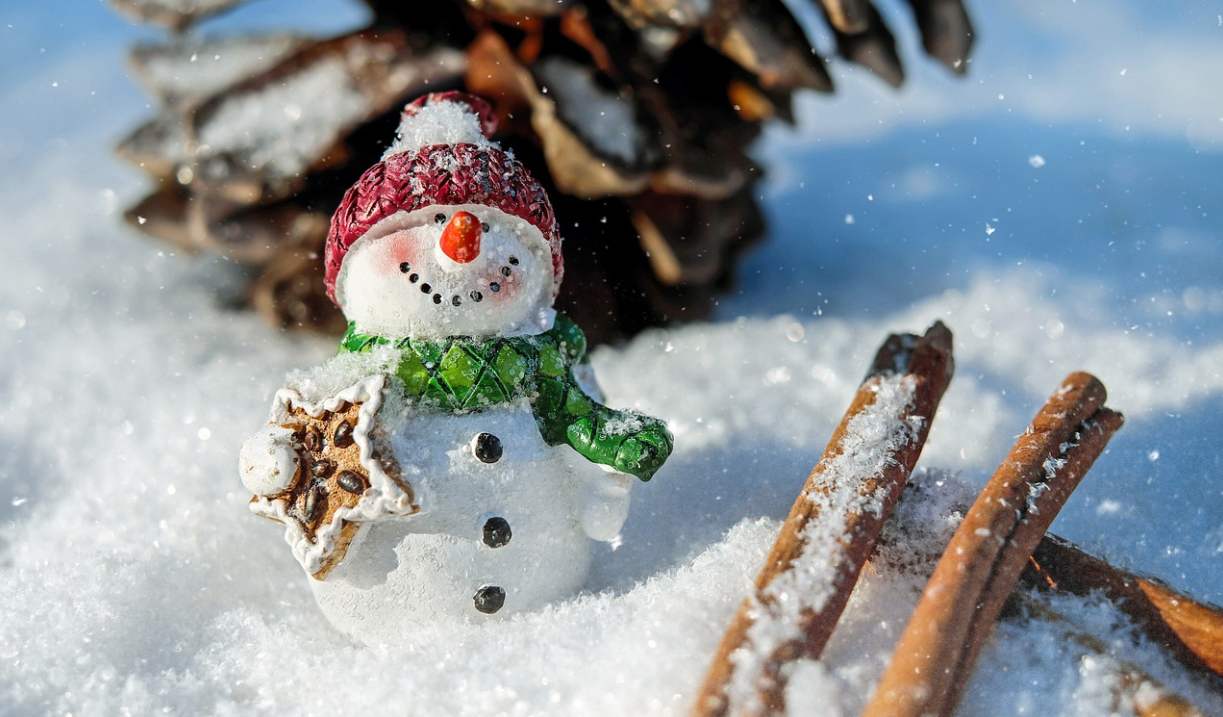 A Guide to Selling Your Home at Christmas header image.