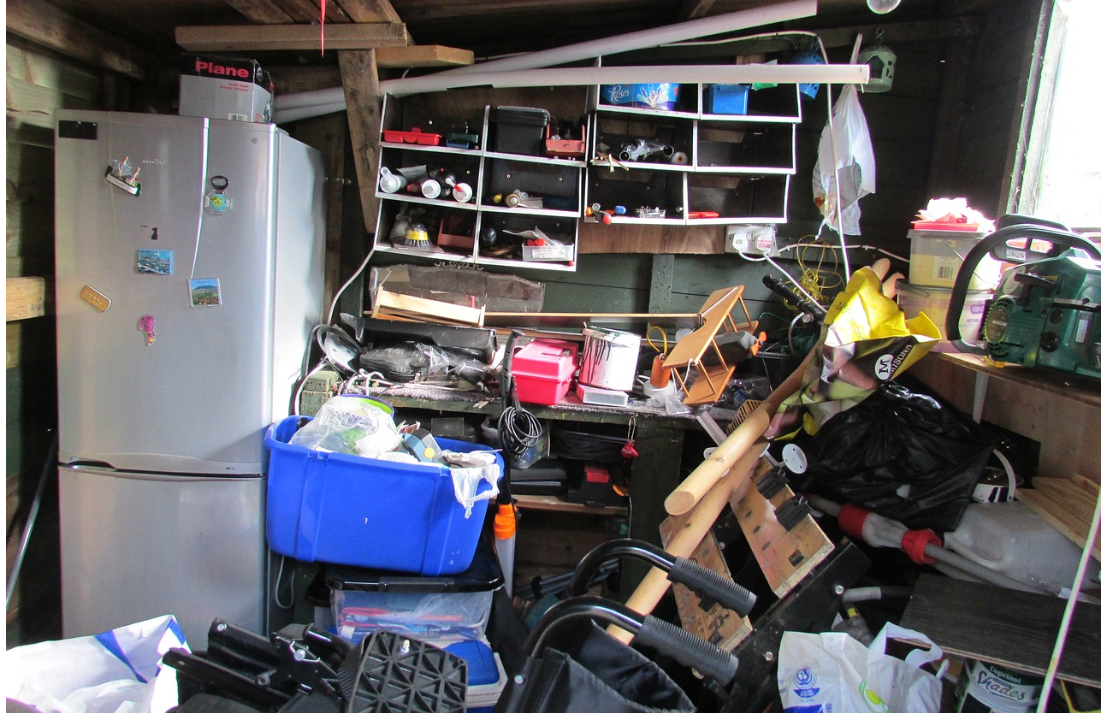 Mastering the Art of Decluttering: A Guide to Simplifying Your Life header image.