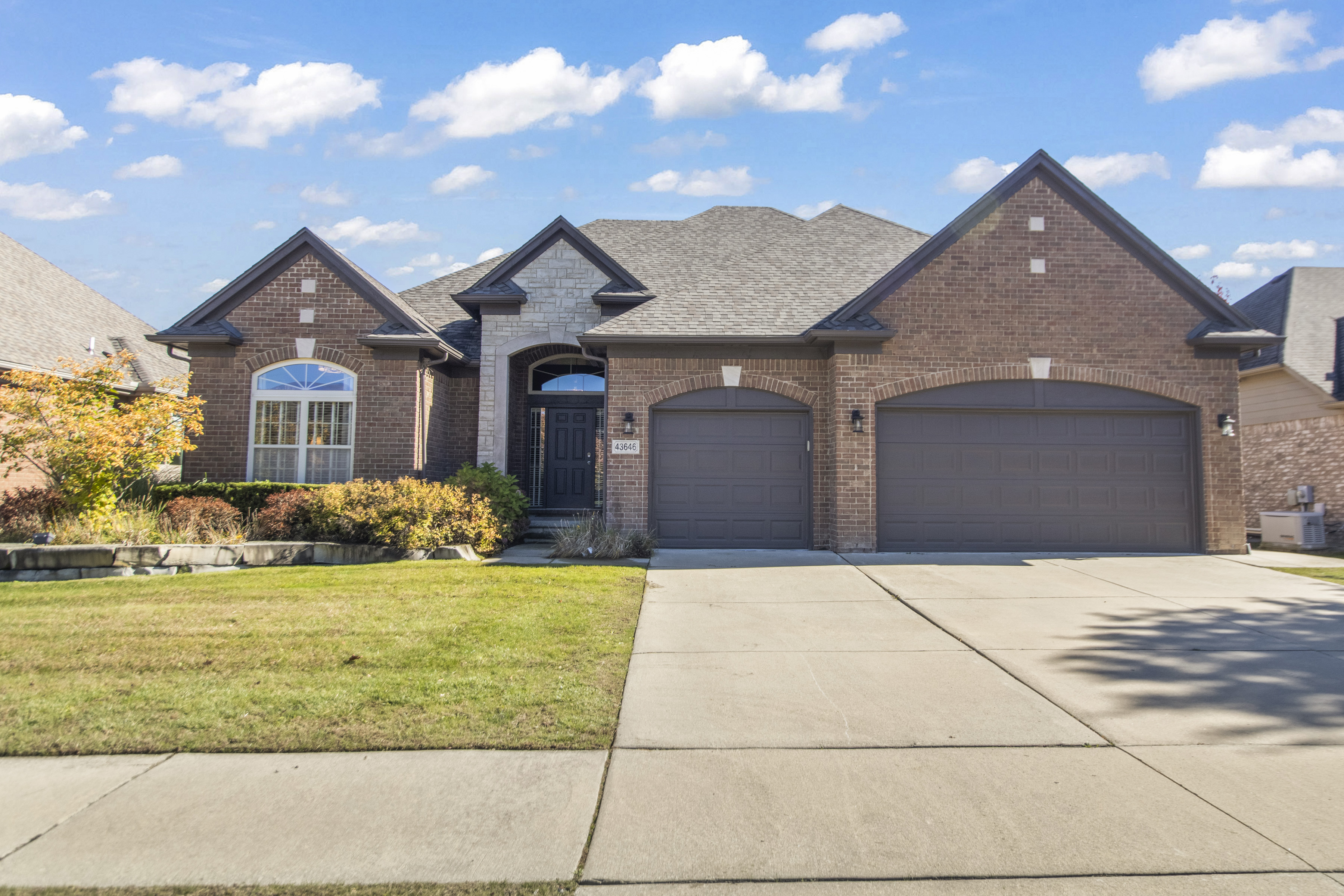 43646 Pintail Dr, Clinton Twp, MI 48038 header image.