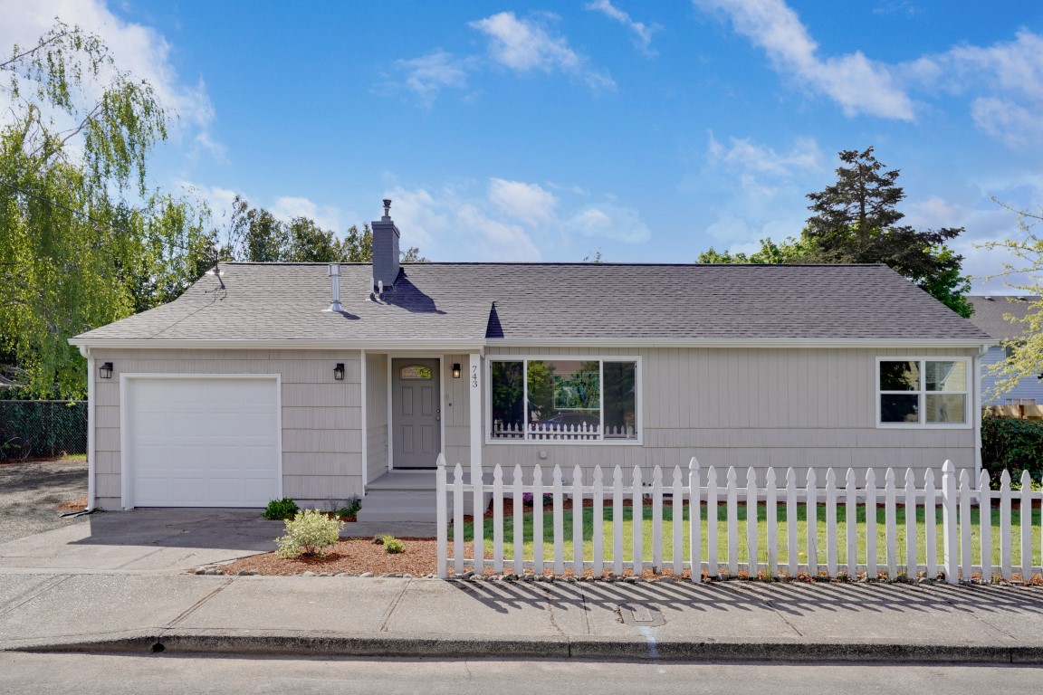 Completely Remodeled Salem OR Home with Flowing Floor Plan! header image.