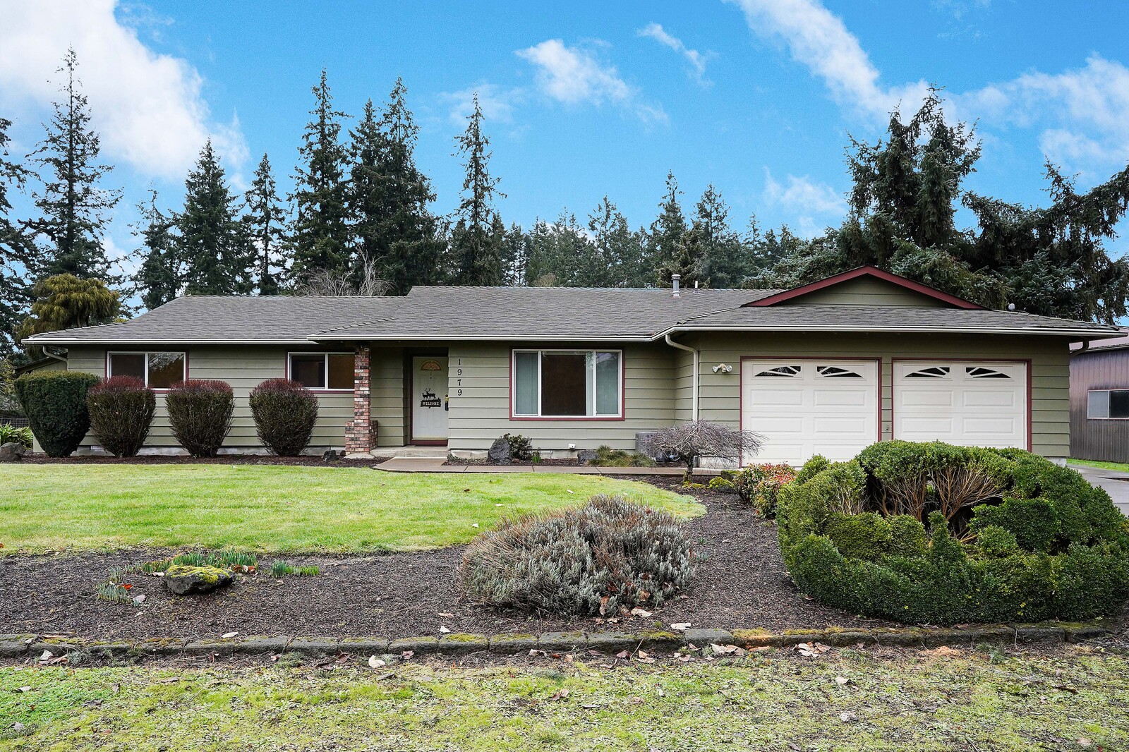 Picturesque Jefferson OR Home on 2+ Acres with Babbling Brook! header image.