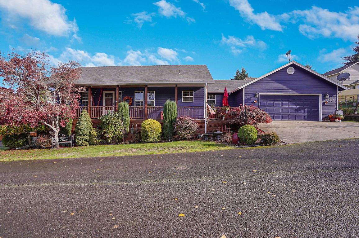 Lovely Single Story Salem OR Home with Pastoral View! header image.
