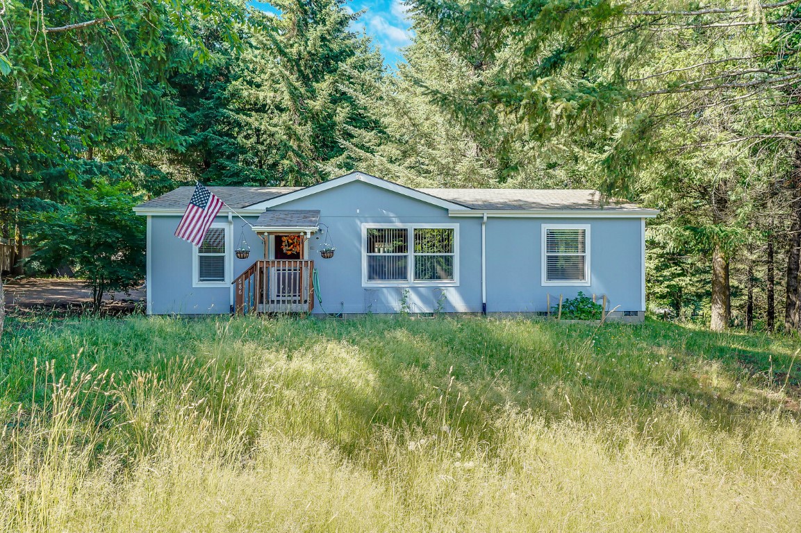 Spacious Falls City OR Home on a Beautiful Treed Lot! header image.