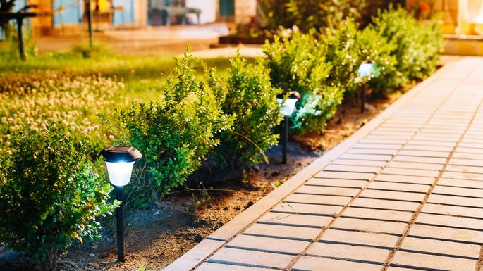 6 Modest Front-Yard Updates Home Sellers Should Never Forget header image.