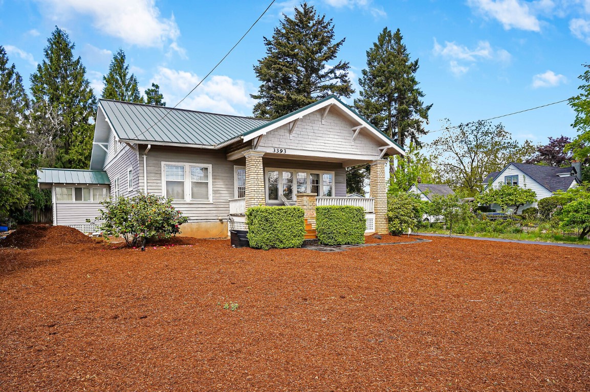 Charm and Character Flourish in this Salem OR Beauty! header image.