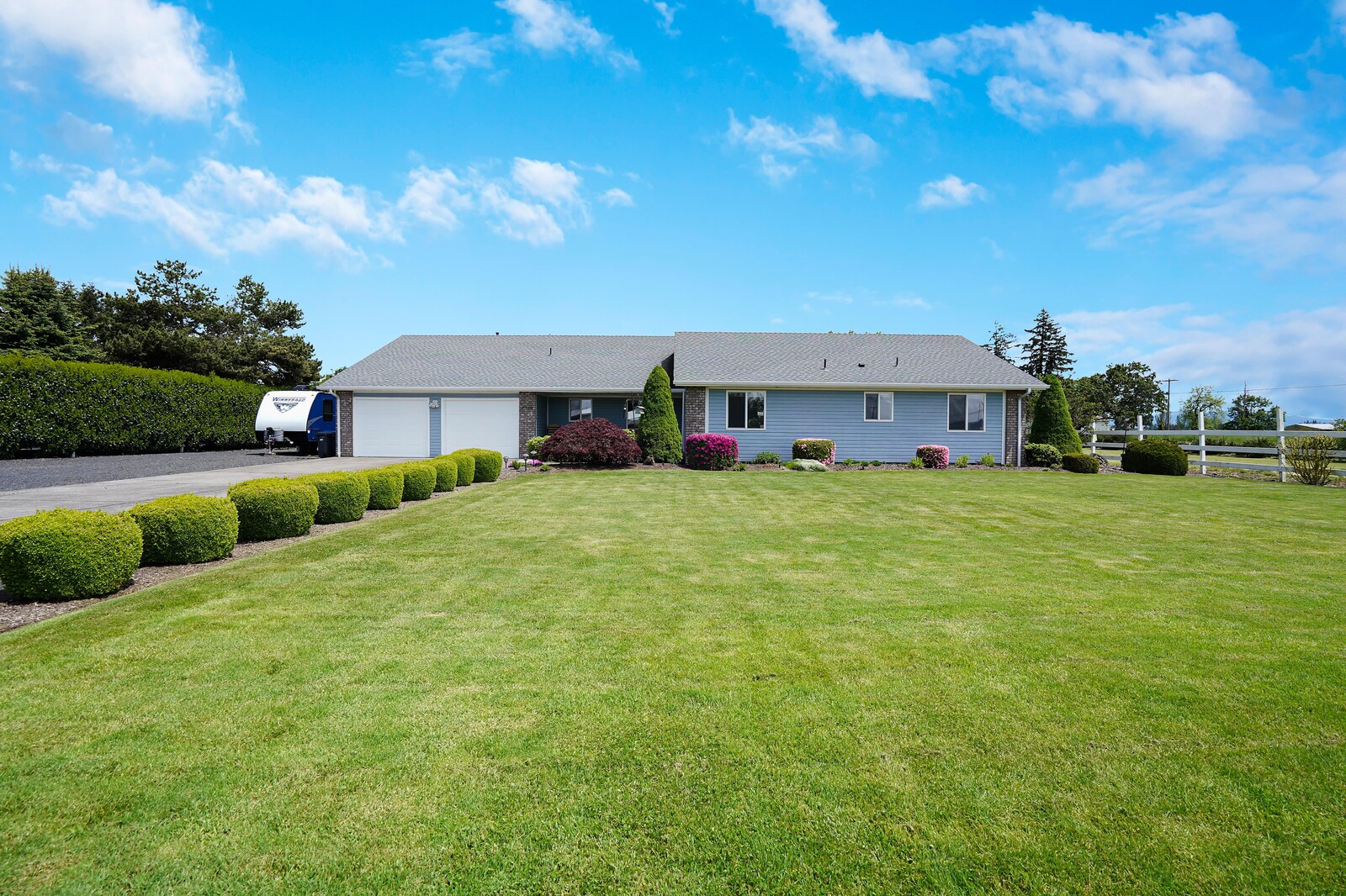 Enjoy Country Livin’ at this Aumsville OR House and Barn! header image.