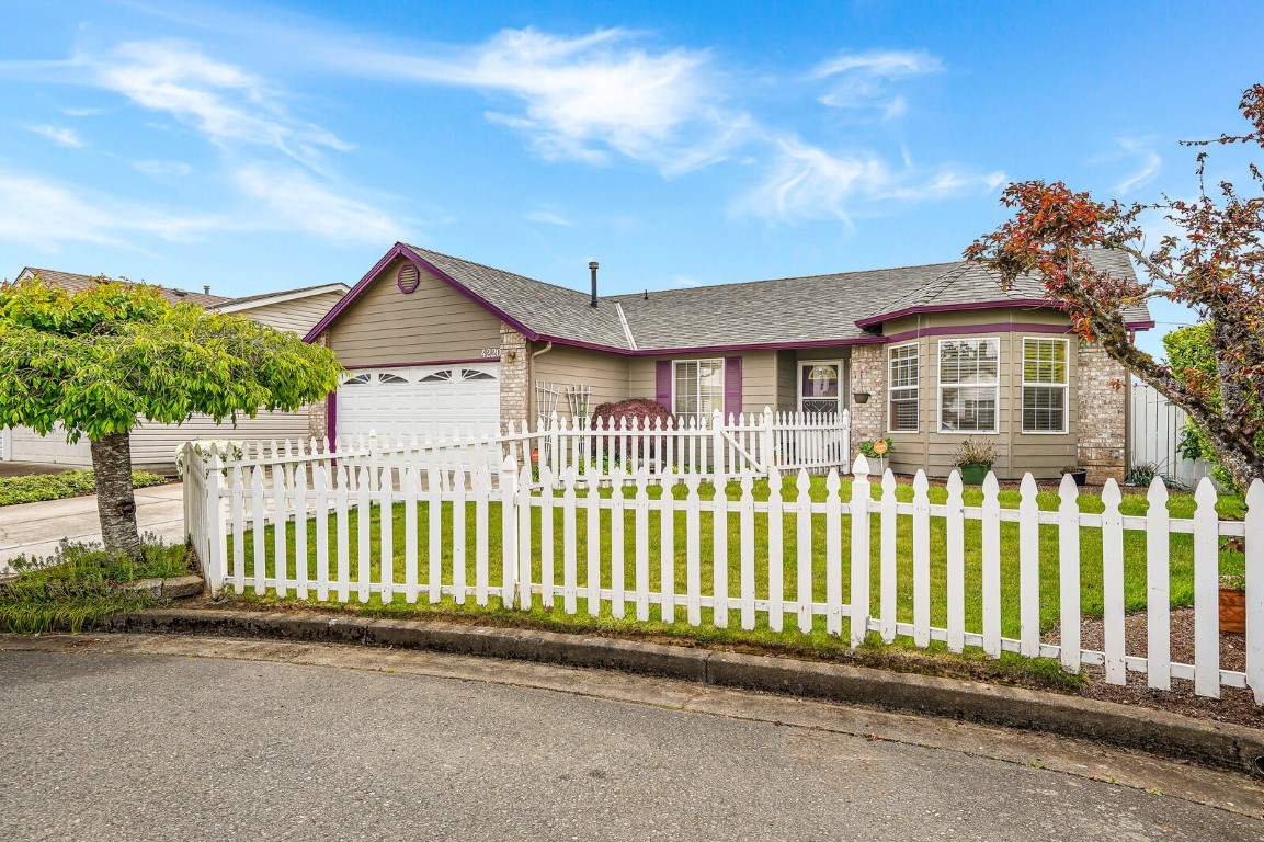 Lovingly Cared For Jan Ree Meadows Home in Salem OR! header image.