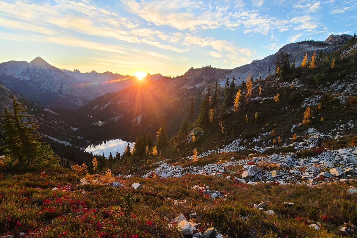Watch the Sunrise from Heather Maple Pass Loop Trail in the North Cascades National Park