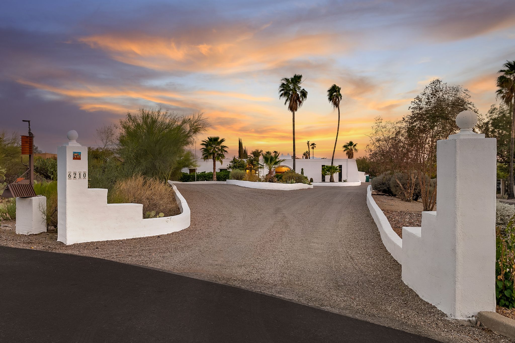 Selling and Buying at the Same Time? Here’s What You Need To Know header image.