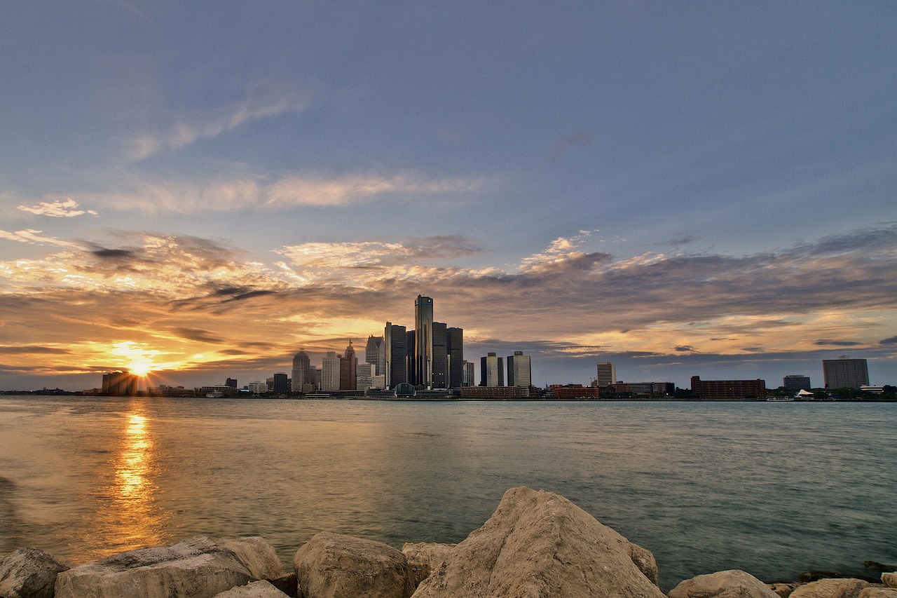 Royal Oak vs. Nearby Areas: Which Community Is Right for You? header image.