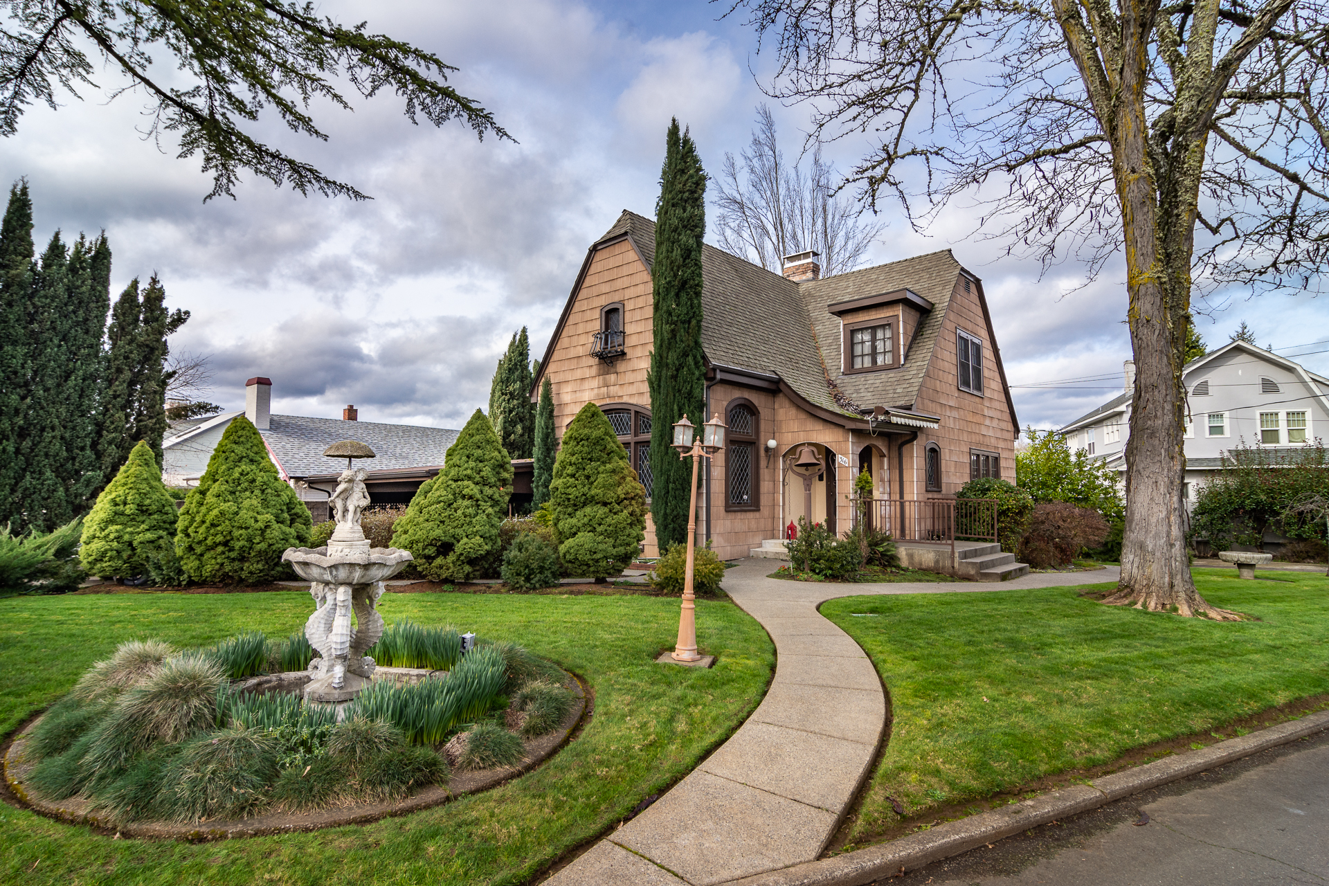 Looking for a Roseburg OR Home with Vintage Details? header image.