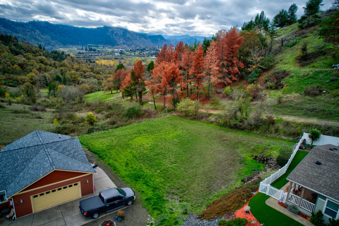 Beautiful Building Lot in a Gated Roseburg OR Community! header image.