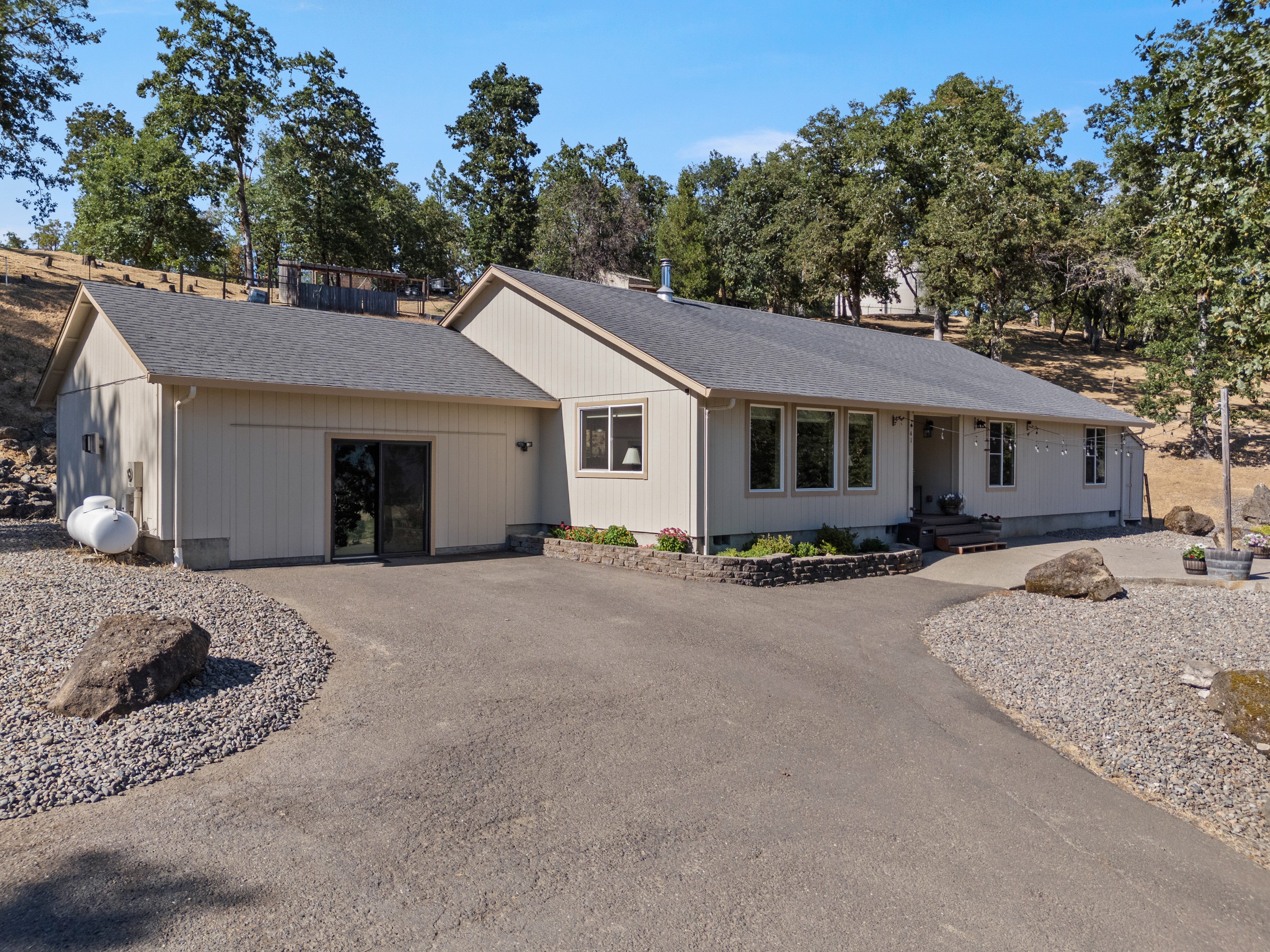 A Slice of Country Paradise in Roseburg: Welcome to 941 Colonial Rd header image.