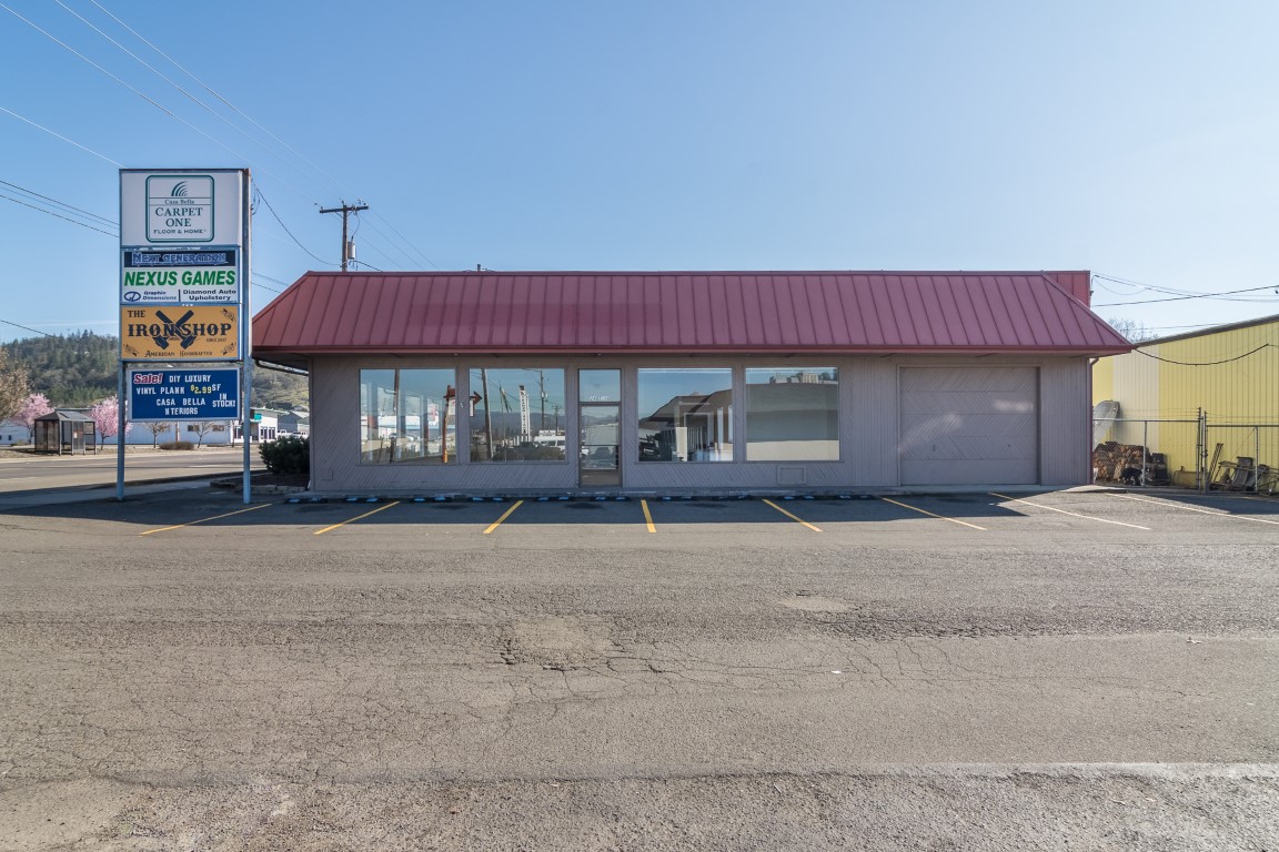 2405 NE Diamond Lake Blvd: High Exposure Commercial Building! header image.