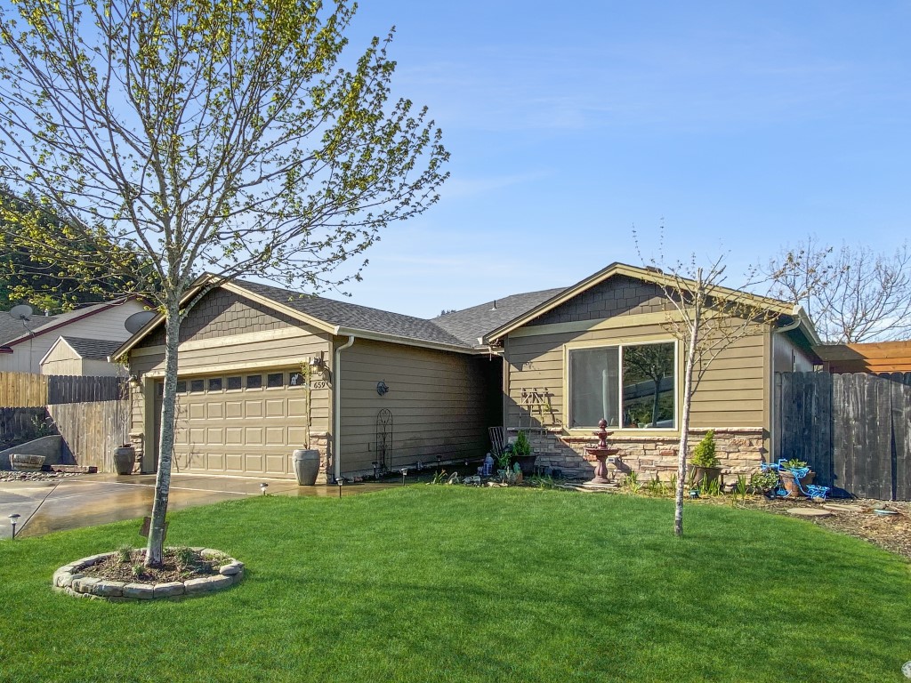 Well Maintained Sutherlin OR Home with Quality Amenities! header image.