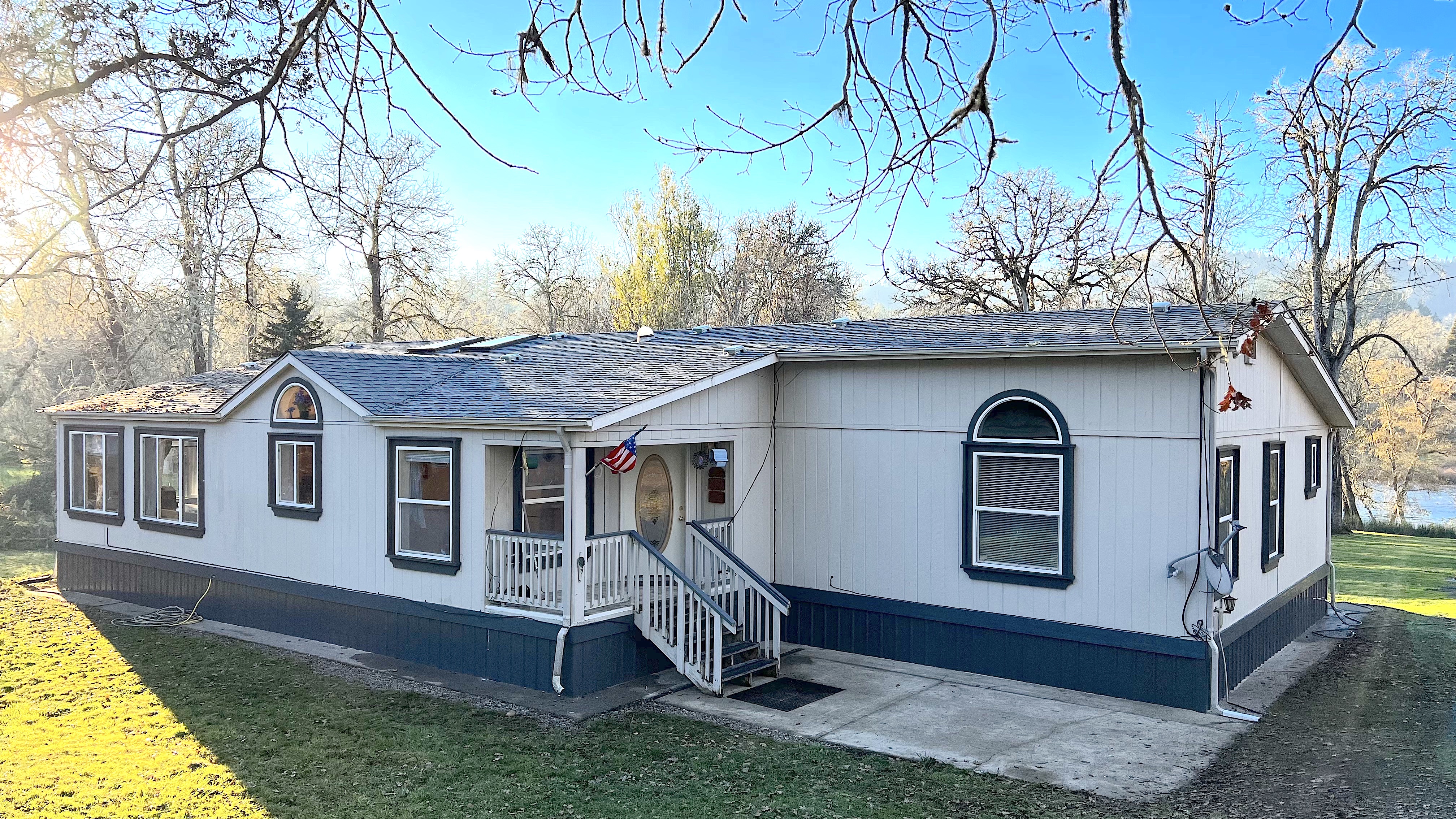 2665 Whistlers Park Rd header image.