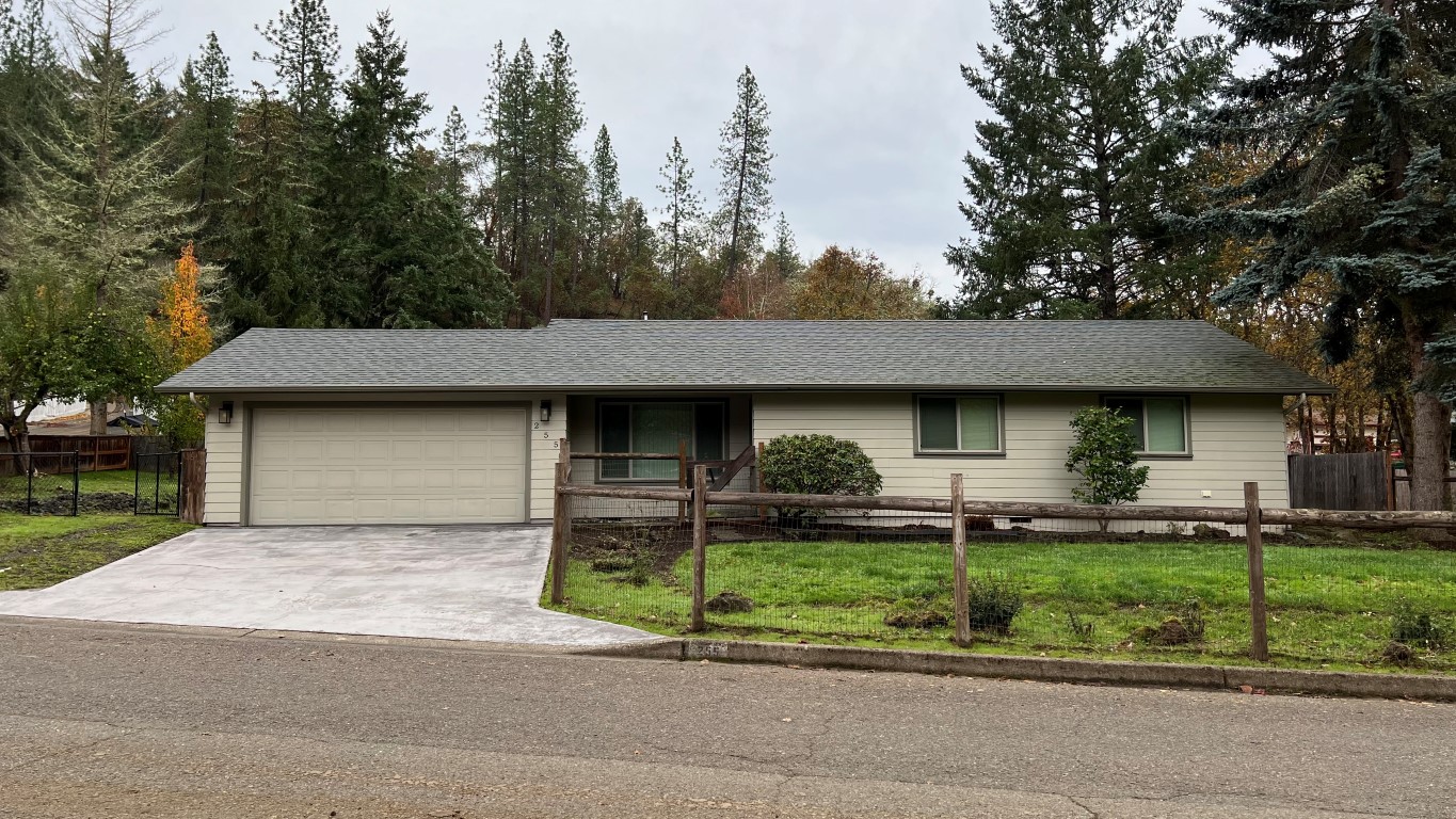 Roseburg OR Investment Property Ready For Your Updates! header image.