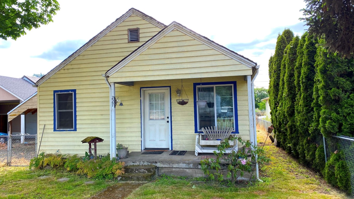 Charming Dillard OR Home with So Much Potential! header image.